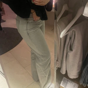 Jeans - Säljer nu min ljusgrå jeans, som tyvärr inte kommer till användning längre! Dom är i superbra skick, då jag bara använt dem fåtal gånger🥰 