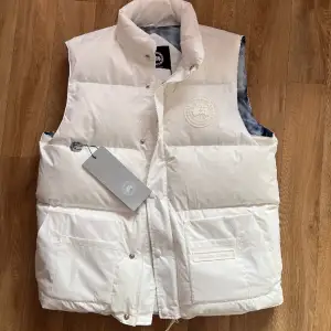 Canada Goose Down gilet 'Freestyle Vest' white Fick i present, men den passar inte, där av är den till salu. Obs, inget kvitto kvar! Aldrig andvända, sjukt bra kvalite och ett grymt klipp nu till våren! Pris inte hugget sten!