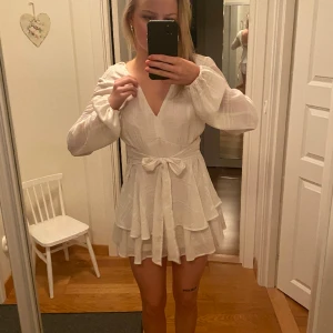 Klänning - Vit söt klänning som passar perfekt till student🤍 ge gärna prisförslag 