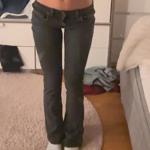 lowwaist svarta ltb jeans  - säljer mina super snygga och populära jeans från LTB, eftersom att jag behöver rensa jeans, passar mig som är 160 perfekt i längden. originalpris 799kr ❤️