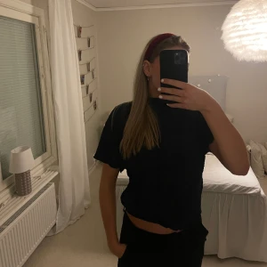 Mörk blå blus - Jätte fin blå blus från zara. Knappt använd i storlek S💕