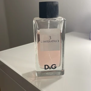 Dolce Gabbana parfym 100 ml - Ungefär 75 procent kvar i flaskan. Doften har framträdande noter av Kiwifrukt, Cyklamen och mysk. Pris går att diskutera. Nypris 749. Tjejparfym 