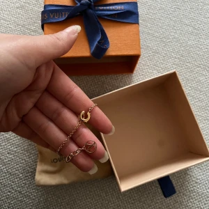 Louis Vuitton armband - Säljer mitt Louis Vuitton armband i modellen LV & me bracelet, letter E  Nypris: 3600kr Mitt pris: 1800kr🤍 Allt i bilden medföljer & kvitto finns även!  Ni kan nå mig även på insta: emelieceliik🤍✨ (Priset går att diskutera) 🫶🏽