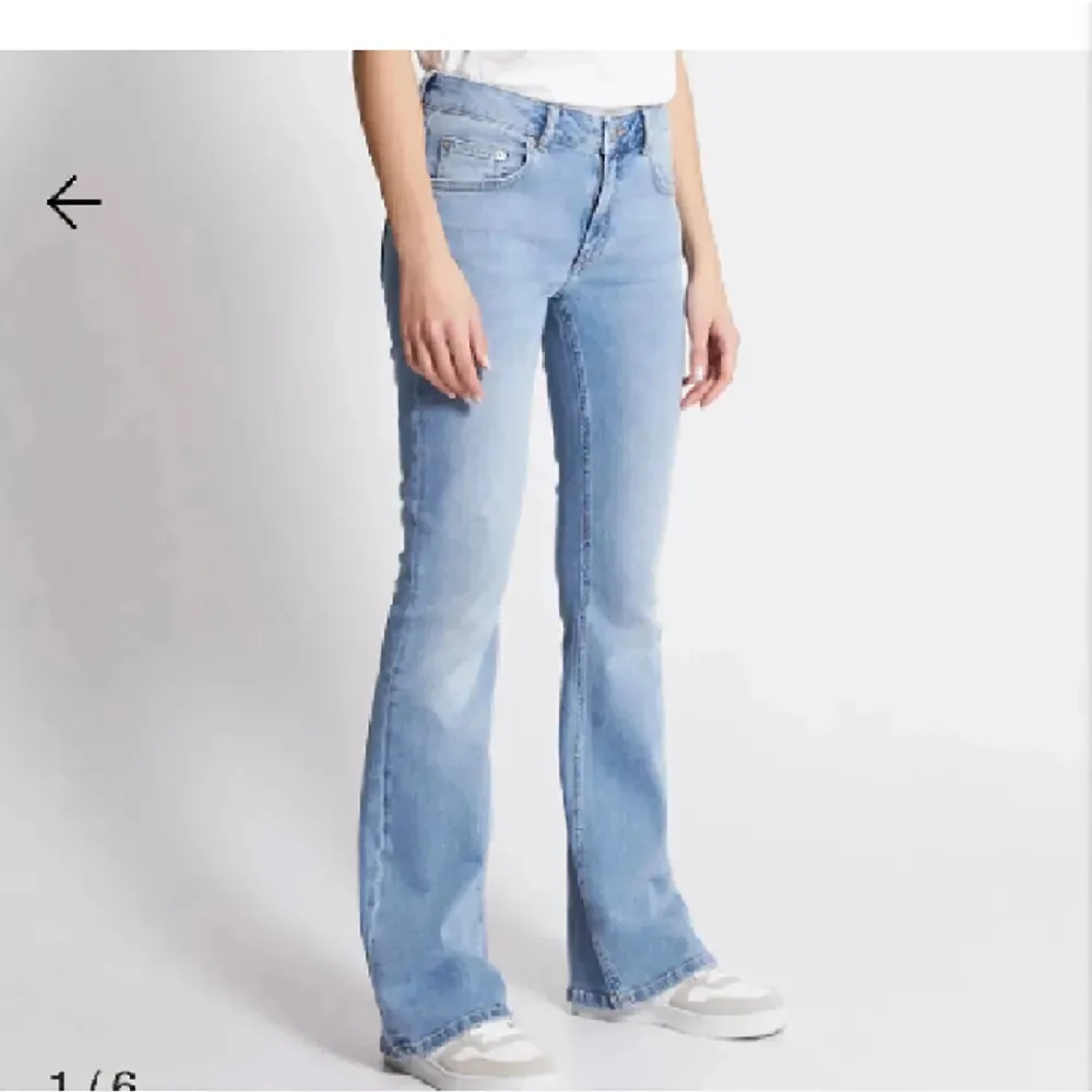 säljer mina ljusblåa lågmidjade jeans från lager 157 då de ej kommer till användning.💞 Sparsamt använda hör av er för egna bilder eller andra frågor🩷. Jeans & Byxor.