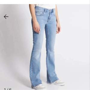 säljer mina ljusblåa lågmidjade jeans från lager 157 då de ej kommer till användning.💞 Sparsamt använda hör av er för egna bilder eller andra frågor🩷