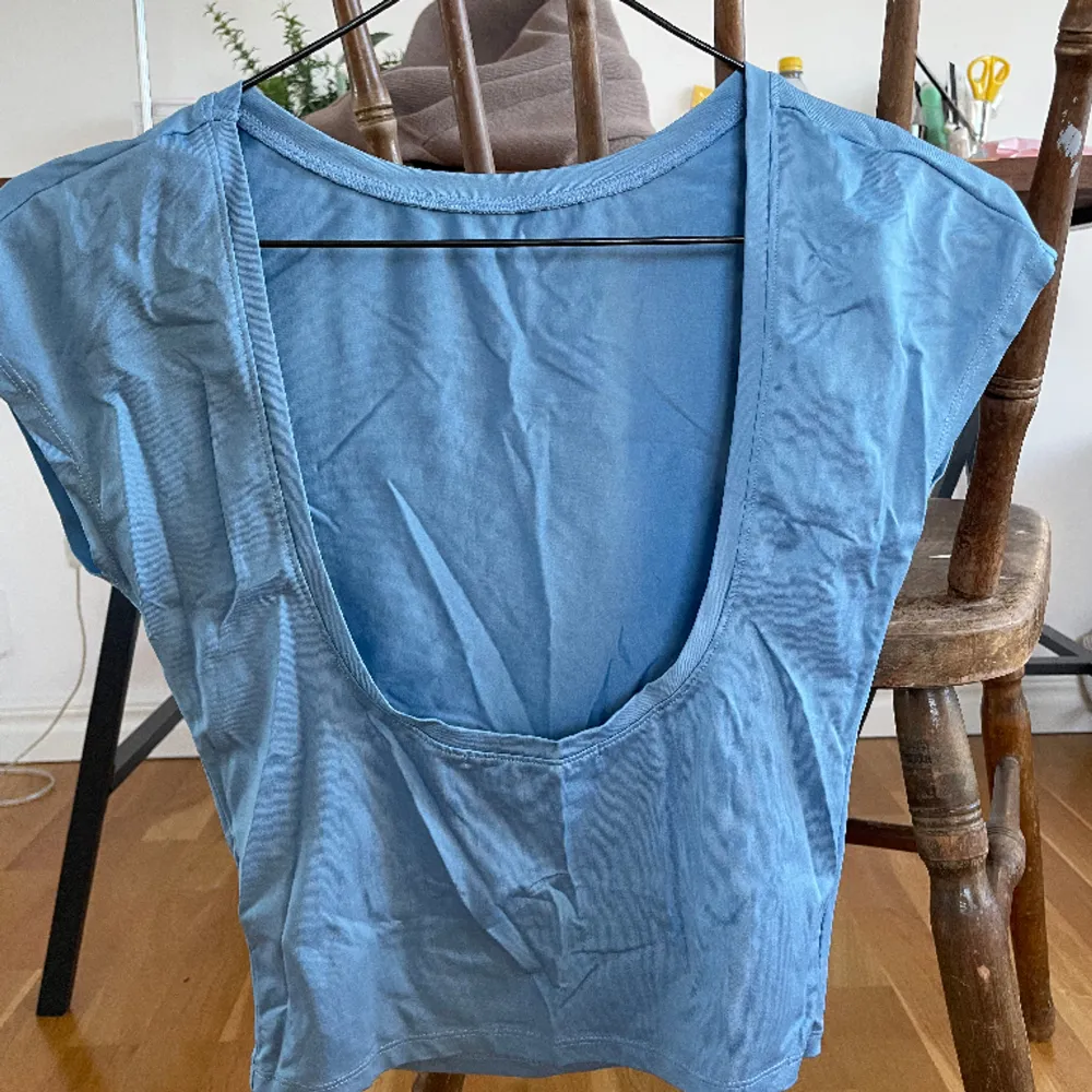 T shirt med öppen rygg från Bik bok i nyskick, ljus blå . T-shirts.