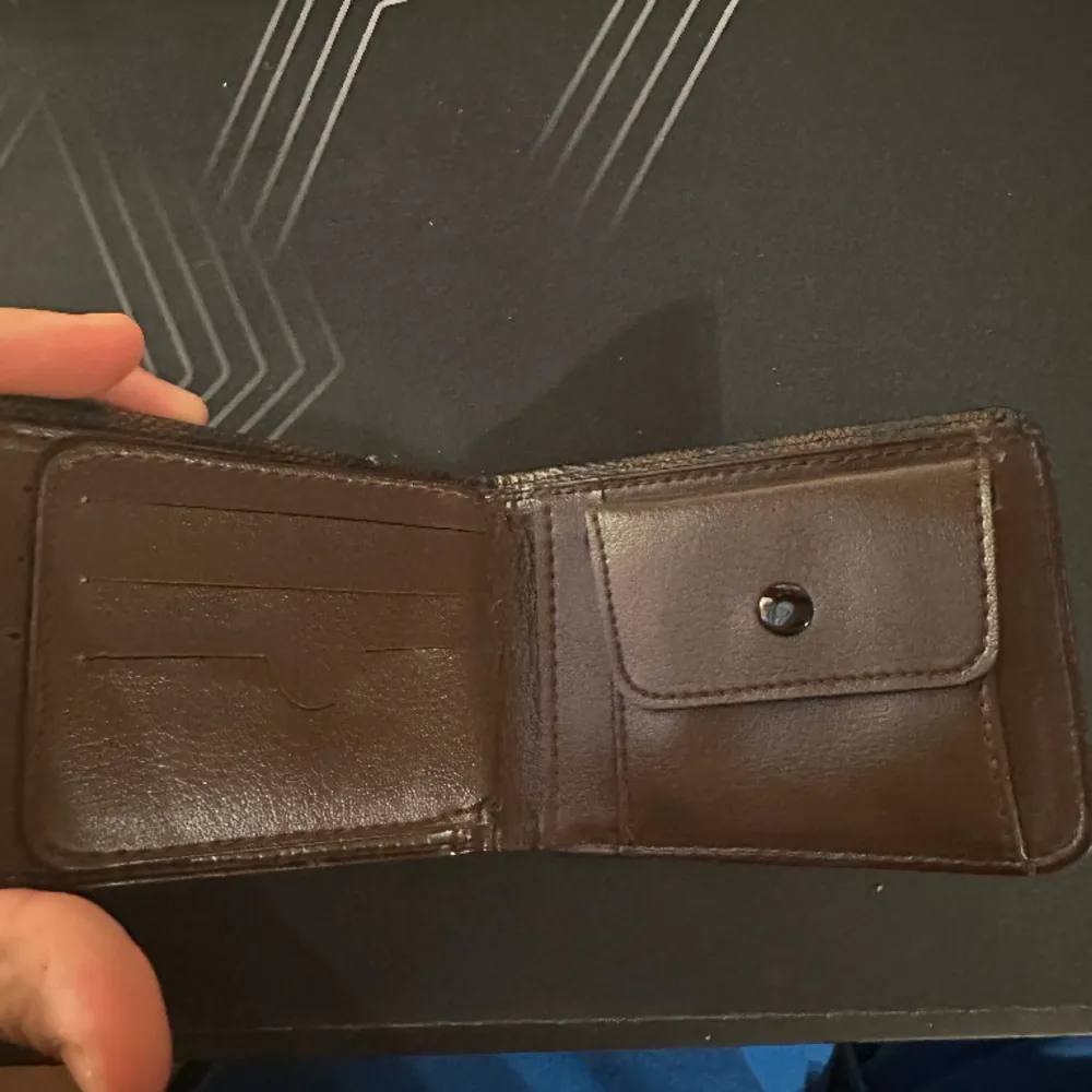En fin Louis Vuitton plånbok som är knappt använd i fint skick och brun färg och priset kan diskuteras. Accessoarer.