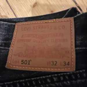 Levis jeans 501 stl 32/ 34 i original black. I mycket gott skick. 