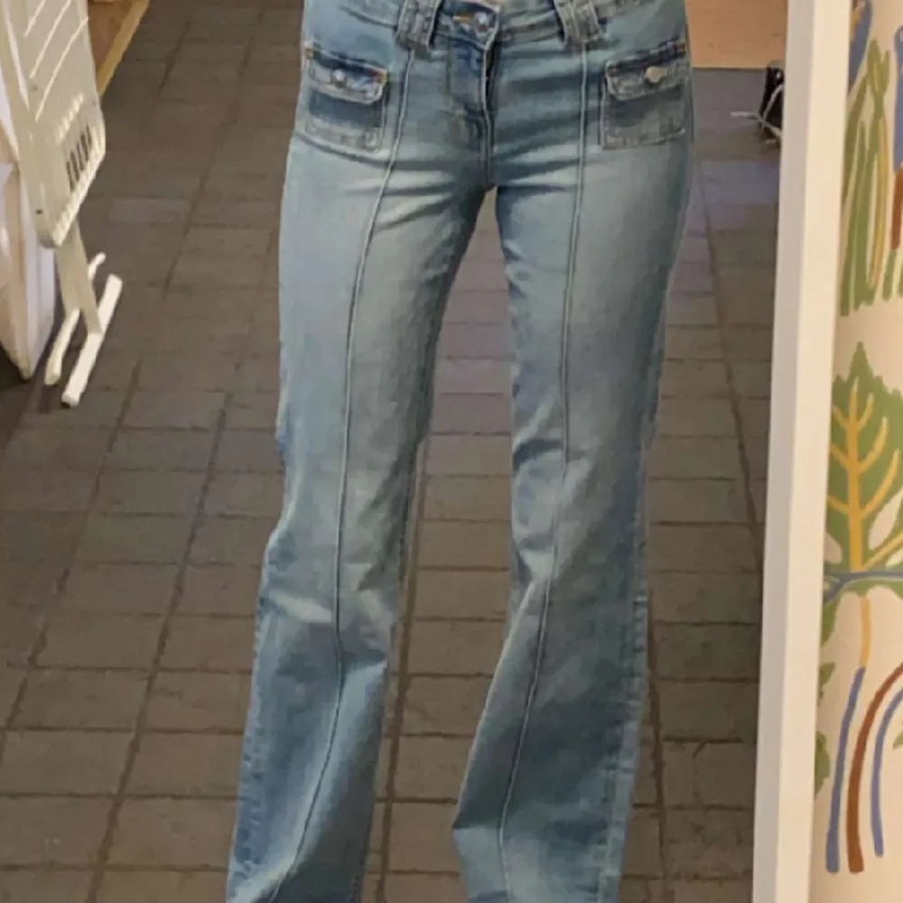 Intressekoll på de trendiga byxorna från hm i blått💘. Jeans & Byxor.
