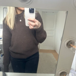 Mörkbrun stickad tröja - Lite nopprig, därav priset!