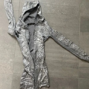 Rare ed Hardy zip med Alice och glitter stenar - vintage 00s ed Hardy kofta som är pågränsen till för liten för mig. Har stenar och det står ed Hardy på armen, bröstet och ryggen i glittrigt silver! Strl xs och i topp skick. Skriv gärna prisförslag, kan gå ner i pris ganska mycket vid snabb affär<3