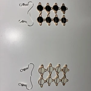 Planet berlock som örhängen - Dessa är örhängen som jag gör själv. Ni bestämmer själva vilken färger ni vill ha. Men det finns bara de färger som är med på bilderna. Dessa är aldrig använda. Skriv till mig om du undrar något. OBS! När du köper denna kommer du endast köpa ett par!