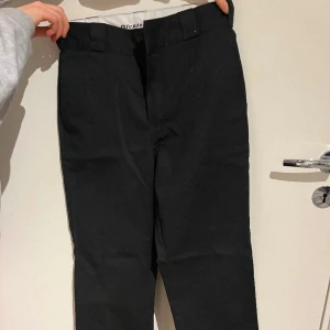 Dickies byxor - Korta i bena, så passar någon som är lite kortare, inte använd mer en ett fåtal gånger