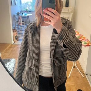 Rutig kappa - Suuuperfin brun/ beige rutig jacka/ kappa från H&M. Passar perfekt nu till våren! Köpt för ca 800 och är i nyskick💕