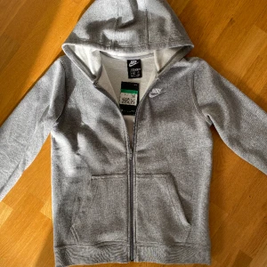 Nike Hoodie - Junior XL, Köpt och aldrig användt den. Vill bli av med den från garderoben då den bara hänger, finns inga problem med hoodien.