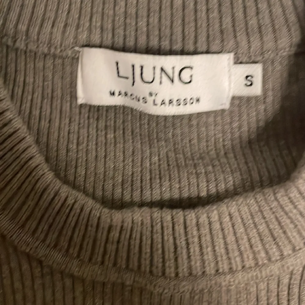 Såljer min ljung Crewneck, säljer då jag inte anvönder den. Nypris ligger runt 1000. Använd mycket lite, cond10/10. Tröjor & Koftor.