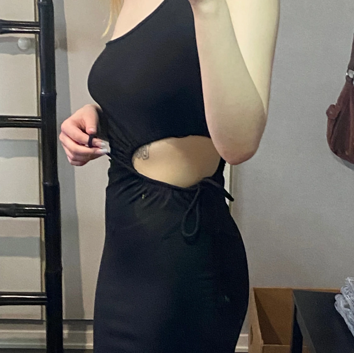 Svart klänning som är lite ” extra” - 90