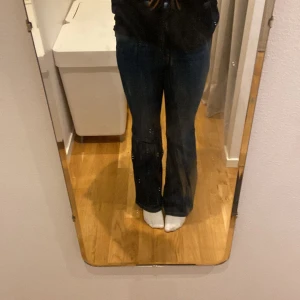 Jättesnygga bootcut jeans från Levis - Använda en gång, inte min stil. Passar jättebra på mig som är 167cm. Nypris: 800kr