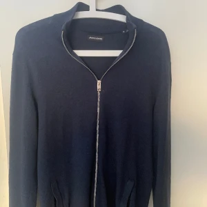 Fullzip - Tja! Säljer min feta fullzip tröja från jack&jones, mörkblå och inge deffekter, använd några gånger men ingen skada, nypris 500