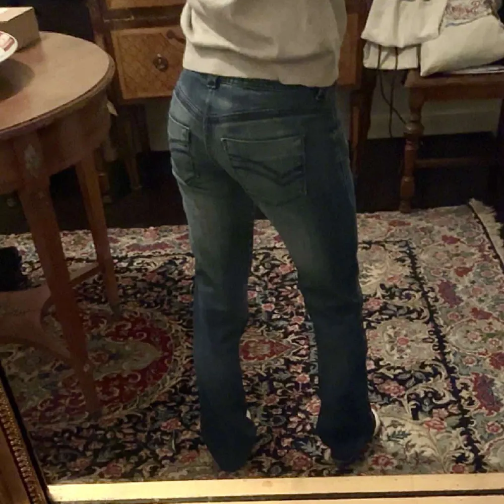 💕Säljer mina superfina lowrise jeans då dem är för små för mig (bilderna är från en vän), inga slitningar💕. Jeans & Byxor.