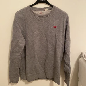 Levis tröja - Levis tröja i bra skick Nypris 750kr Hör av dig vid frågor