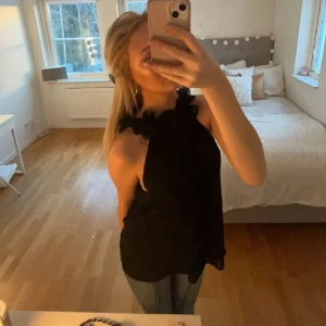 Blus - Svart blus köpt här på Plick. Den är superfin men kommer inte till användning. Från Zara. Skriv för mer information!