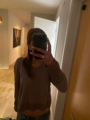 Lila långärmad tröja med spets - Säljer fu denna fina tröja med spets i ärmarna💕köpt secondhand 💕