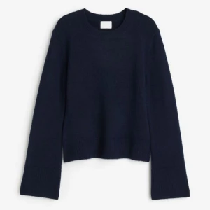 Mörkblåa stickad tröja  - Slutsåld eftertraktad mörkblå stickad tröja från H&M. Helt ny och oanvänd, endast testad och nytvättad. Tunt och mjukt material. Storlek XS. Jättefin men tycker inte den passa just mig. BUD ÄR BINDANDE OCH FINNS INGEN ÅNGERRÄTT.