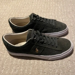 Polo Ralph Lauren Skor  - Ett par riktigt fina mocka skor ifrån Ralph Lauren. Skorna är i en slags grön färg. Dem är i storlek 42 men är lite stora i storleken så dem passar även 43.  Hör av dig vid frågor eller funderingar!