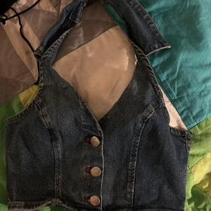 Jeins-top till sommaren. - Ett mått på olika åldrar nära 12-13 typ så en small typ? 