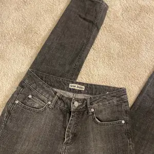 Svarta/gråa acne jeans i modellen low waist straight. Säljer pågrund av att dom inte passa mig. Väldigt bra skick, fåtal användningar. Pris kan diskuteras!❤️