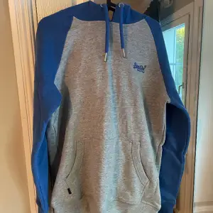 Superdry hoodie, köpt för ett år sedan men är använd 1 gång, storlek- M