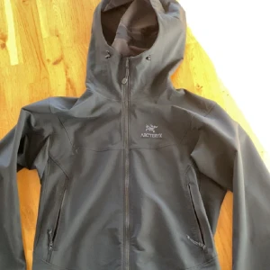 Arc’teryx - En perfekt sommar-, höst-  och vårjacka. Den är vind och vattentät. Skicket är som ny. Köptes för ungefär 2500 på Arc’teryx egna hemsida. Skriv gärna vid funderaringar.