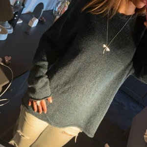 stickad grön tröja - lite noppig men jätte fin och snygg skärning! sitter snyggt oversize på mig som är Xs/S