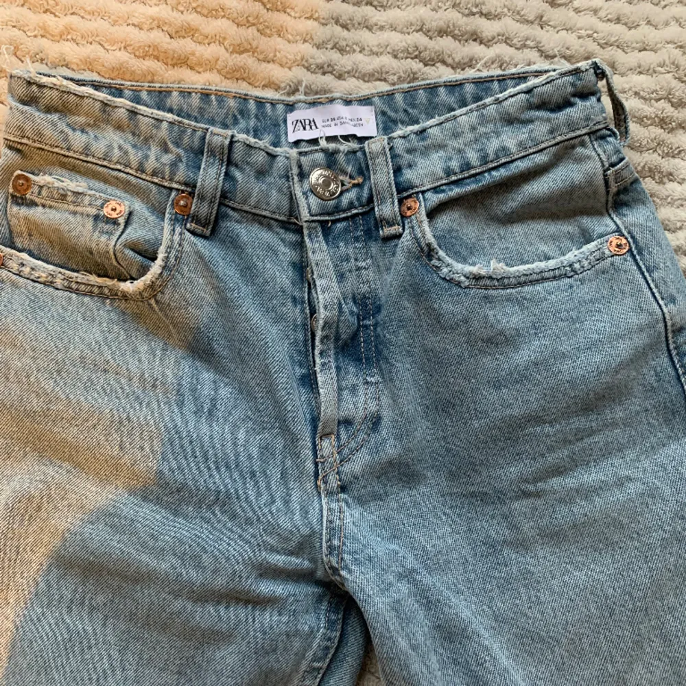 Det är ett bar mid waist straight jeans från Zara. Dessa är super fina. Dem är i mycket bra skick då jag knappt använt dem.  Tryck INTE på köp nu utan att ha kontaktat mig i förväg🥰 Jag är 172cm💗. Jeans & Byxor.