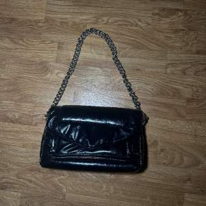 Säljer denna jättefina svarta väskan från Mango.  Den kommer tyvärr inte till användning så den ser som ny ut.   💕💖💗💓💘🩷💞