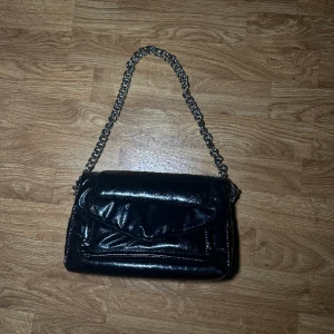 Handväska  - Säljer denna jättefina svarta väskan från Mango.  Den kommer tyvärr inte till användning så den ser som ny ut.   💕💖💗💓💘🩷💞