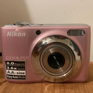 Digitalkamera  - Jätte fin nikon digitalkamera i baby rosa! Super söt! Allting funkar! Går på två AA batterier! Har ett litet band som medföljer! Minneskort medföljer också! 