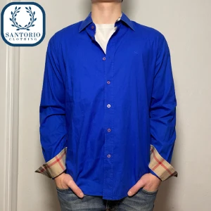 Burberry Skjorta | Blå - Svinsnygg burberry skjorta i 9/10 skick! Han på bilden är ca 175 (lite stor på modellen, storlek: L)  Nypris: 5600kr🍾  Skriv vid frågor eller funderingar🙌