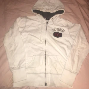 Zip up hoodie - Använd och har två fläckar (bilder) Annars helt okej 👌 
