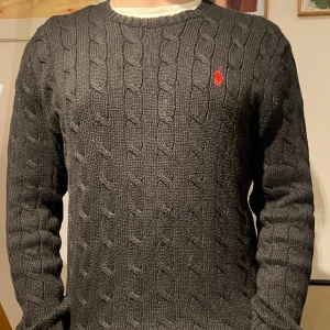 Ralph Lauren Cable Knit - Säljer min supersnygga svarta Ralph Lauren Cable Knit Storlek M men passar alla mellan 175-185cm Skick 8,5/10 knappt använd, ljuset gör att den ser konstig ut. Inga slitningar Nypris 2000kr, mitt pris 499🤙