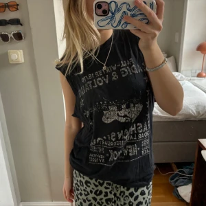 Zadig linne - Sjukt coolt linne från Zadig, har klippt av örnarna själv om finns en del småhål i tröjan🫶🏼