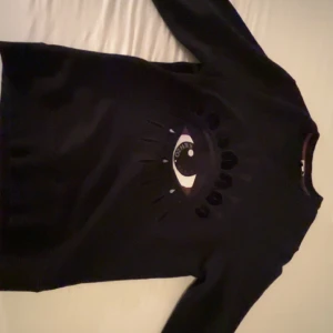 Kenzo tröja - Äkta Svart långärmad Kenzo i storlek Small. Skicket är väldigt bra samt har inga defekter. Har du fler funderingar så säg bara till! Denna är äkta och köptes för längesedan för cirka 1500kr!