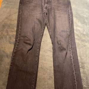 Säljer dessa jeans i mycket bra skick, anledning är för att jag växt ur dom. Storlek W32 L 34