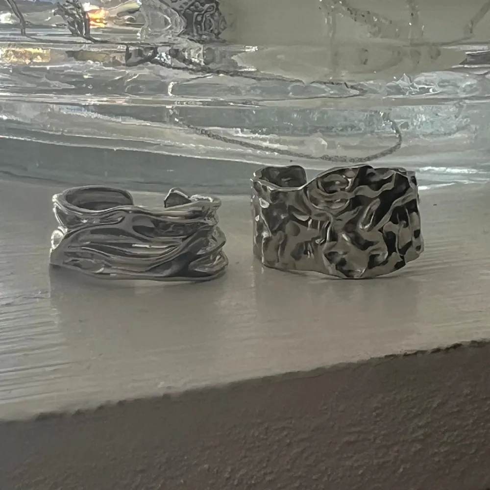 Justerbara silver ringar som aldrig är använda då jag bara använder guld smycken numera 💕 (85 kr för båda). Accessoarer.