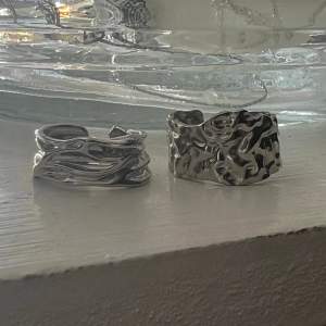 Justerbara silver ringar som aldrig är använda då jag bara använder guld smycken numera 💕 (85 kr för båda)