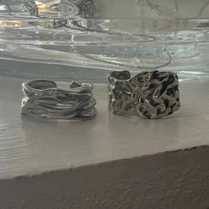 Silver ringar - Justerbara silver ringar som aldrig är använda då jag bara använder guld smycken numera 💕 (85 kr för båda)