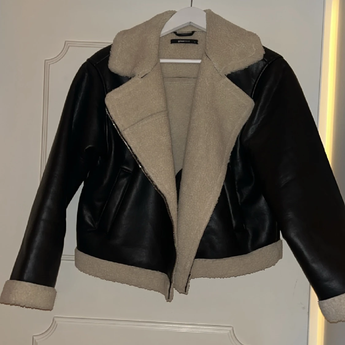 Skinn jacka med teddy detaljer