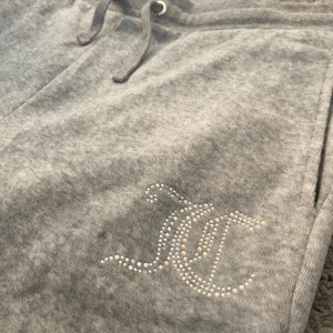 JUICY CONTURE/bootcut - Ett par bootcut JUICY CONTURE byxor i färgen grå med barnmodellen 14/15 år🩶 Är aldrig använda pga fel storlek,inga tänken på användning) Köpta från Zallando. ((Du står för frakten 🚌📦))  •Innerben längd: ( 73cm) •Midjemått: (36cm) 