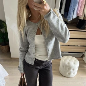 Ullkofta ifrån gina - Säljer denna sååå fina och slutsålda ullkofta ifrån ginatricot, köpt för 400kr💗 I nyskick, lånade bilder men bara att skriva för egna bilder💓